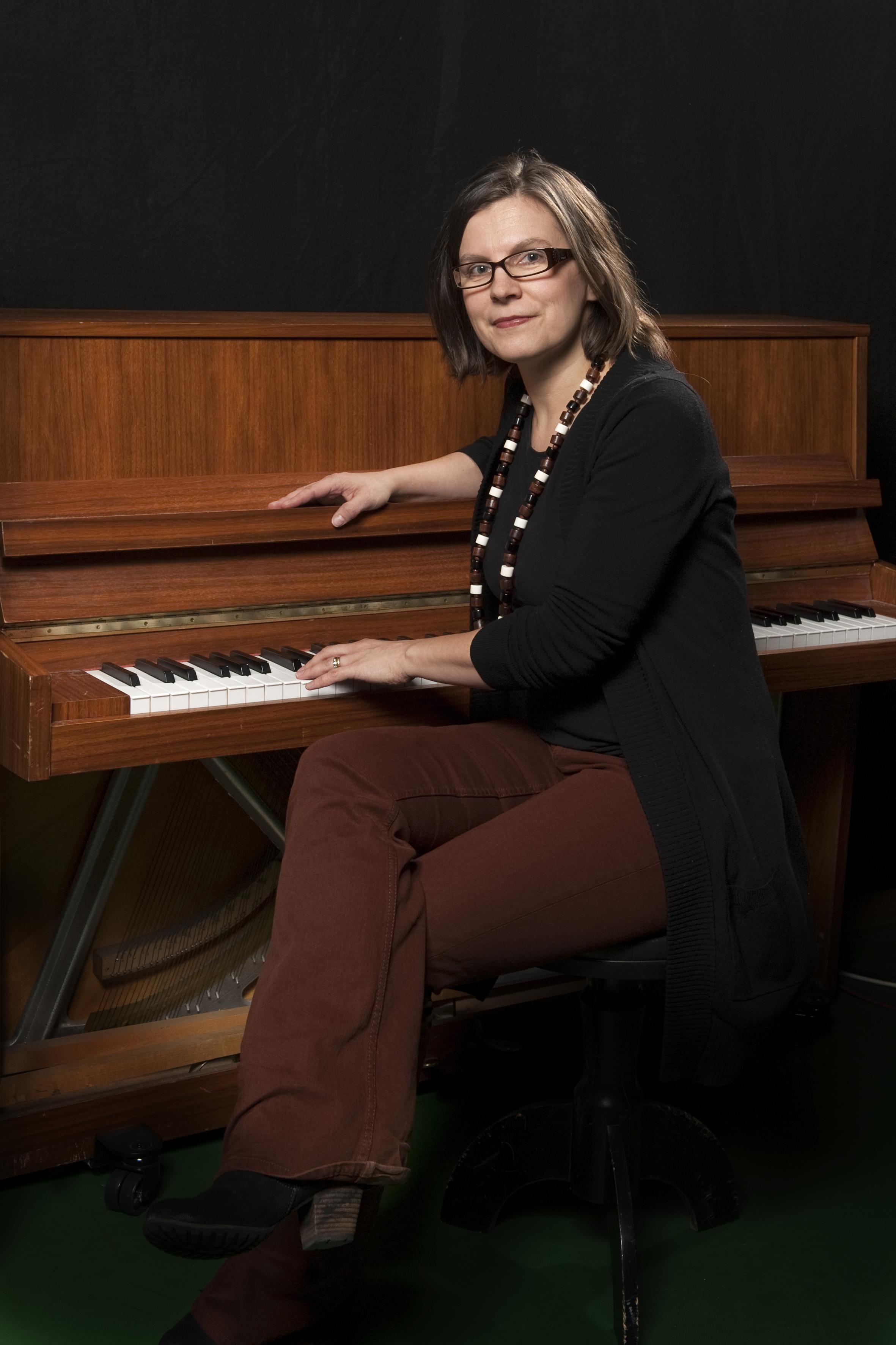 Ani Hassinen : Bändilinjan opettaja, piano